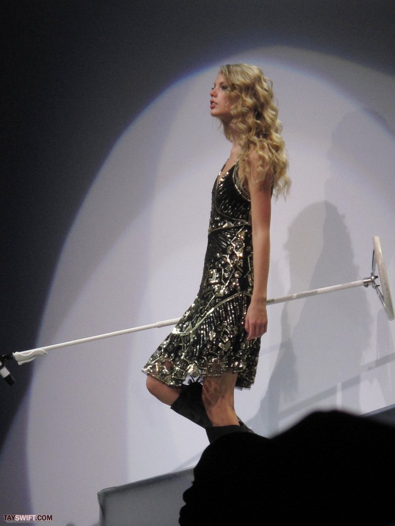 Taylor Swift — November 23 - London, United Kingdom — photo 25