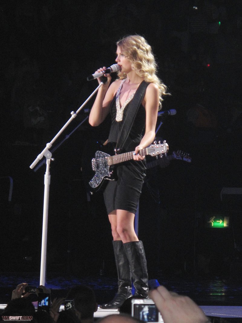 Taylor Swift — November 23 - London, United Kingdom — photo 29