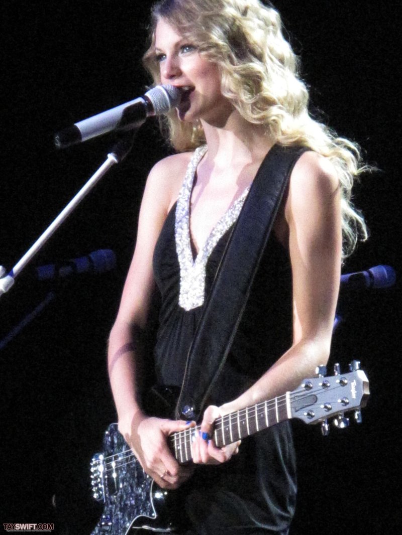 Taylor Swift — November 23 - London, United Kingdom — photo 30