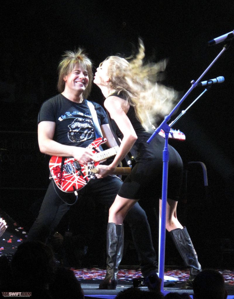 Taylor Swift — November 23 - London, United Kingdom — photo 31