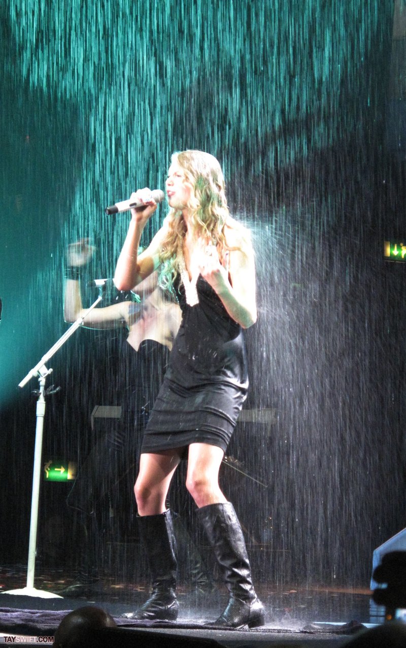 Taylor Swift — November 23 - London, United Kingdom — photo 33
