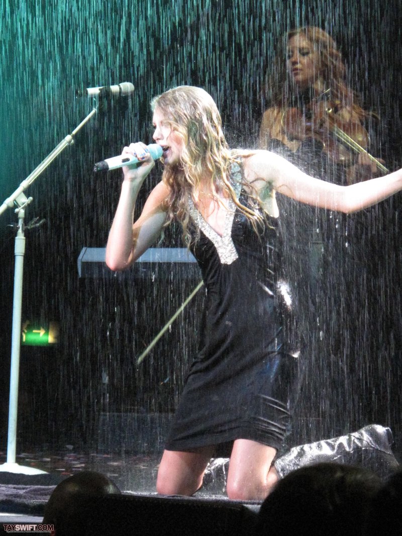 Taylor Swift — November 23 - London, United Kingdom — photo 34