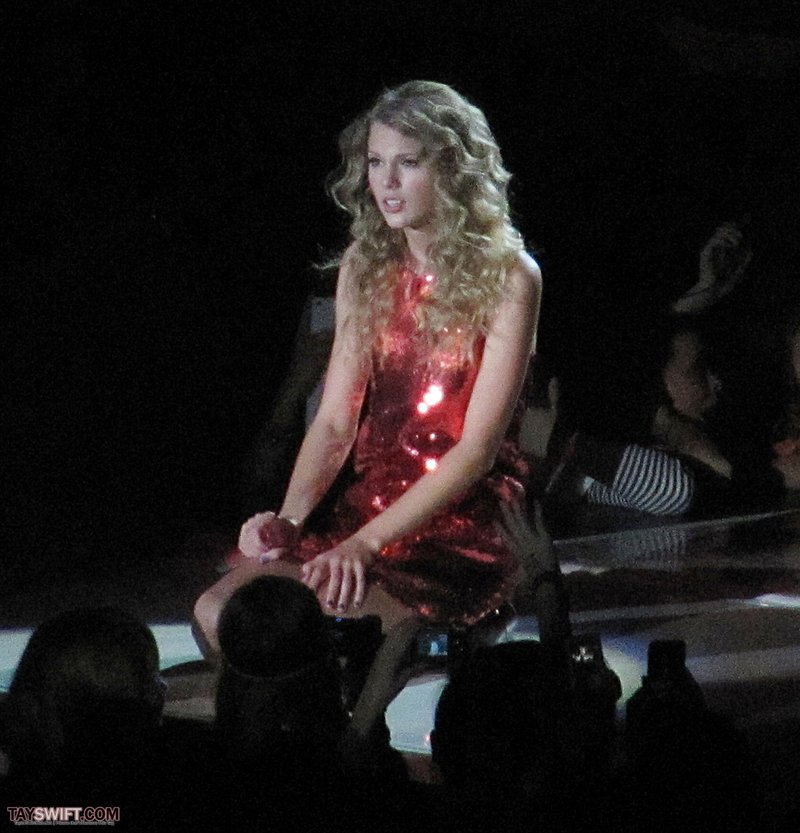 Taylor Swift — November 23 - London, United Kingdom — photo 41
