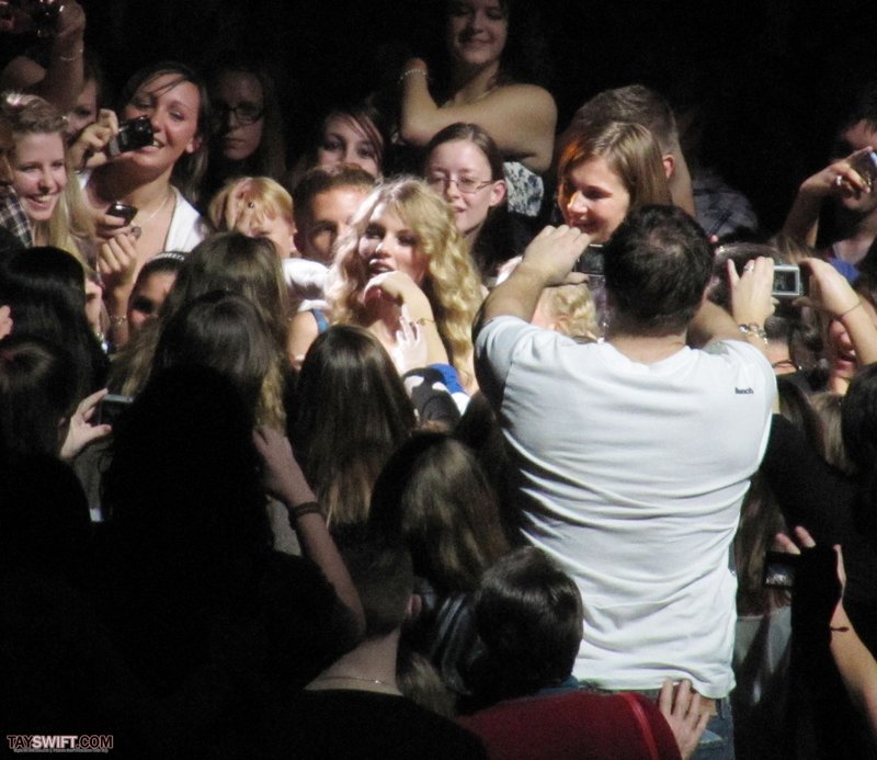 Taylor Swift — November 23 - London, United Kingdom — photo 42
