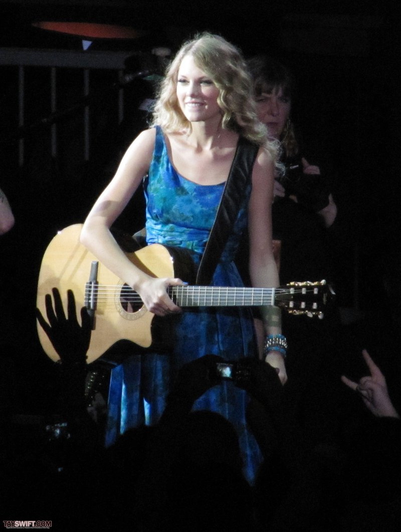Taylor Swift — November 23 - London, United Kingdom — photo 43