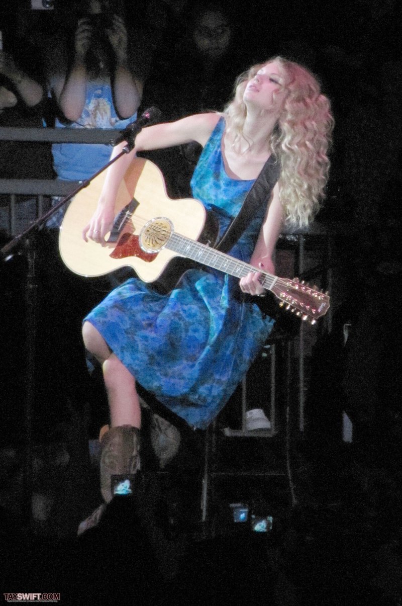 Taylor Swift — November 23 - London, United Kingdom — photo 45