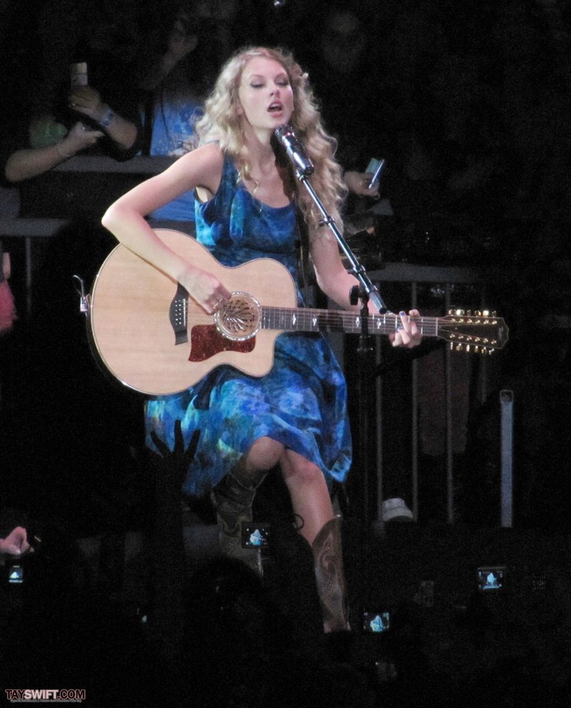 Taylor Swift — November 23 - London, United Kingdom — photo 46