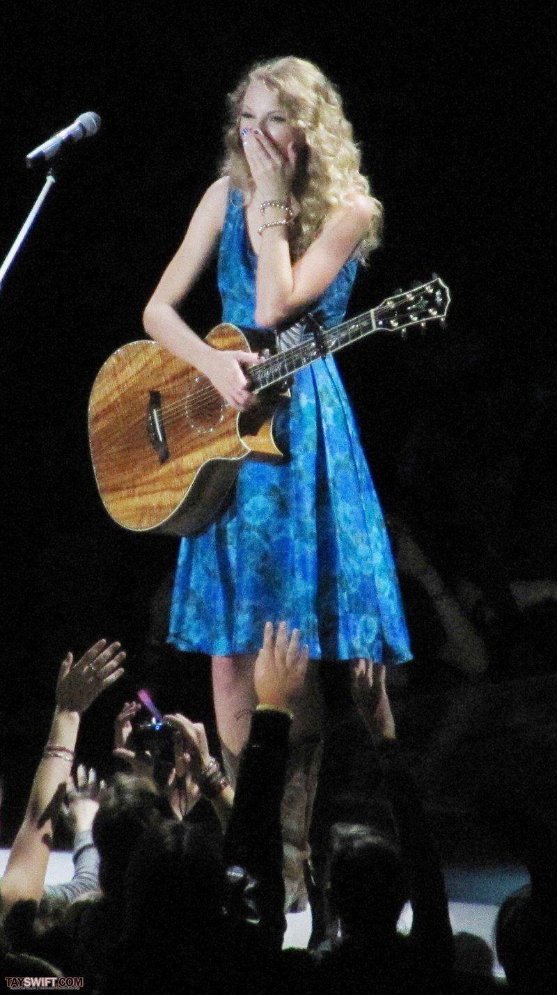 Taylor Swift — November 23 - London, United Kingdom — photo 49