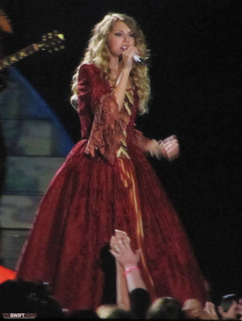 Taylor Swift — November 23 - London, United Kingdom — photo 56