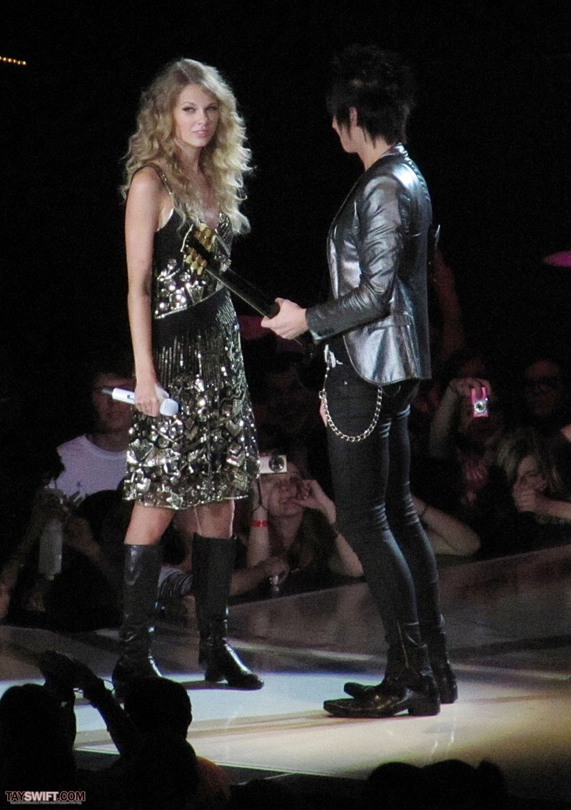 Taylor Swift — November 23 - London, United Kingdom — photo 60