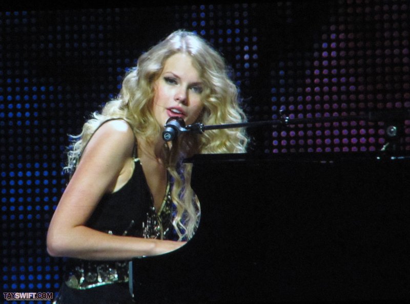 Taylor Swift — November 23 - London, United Kingdom — photo 61