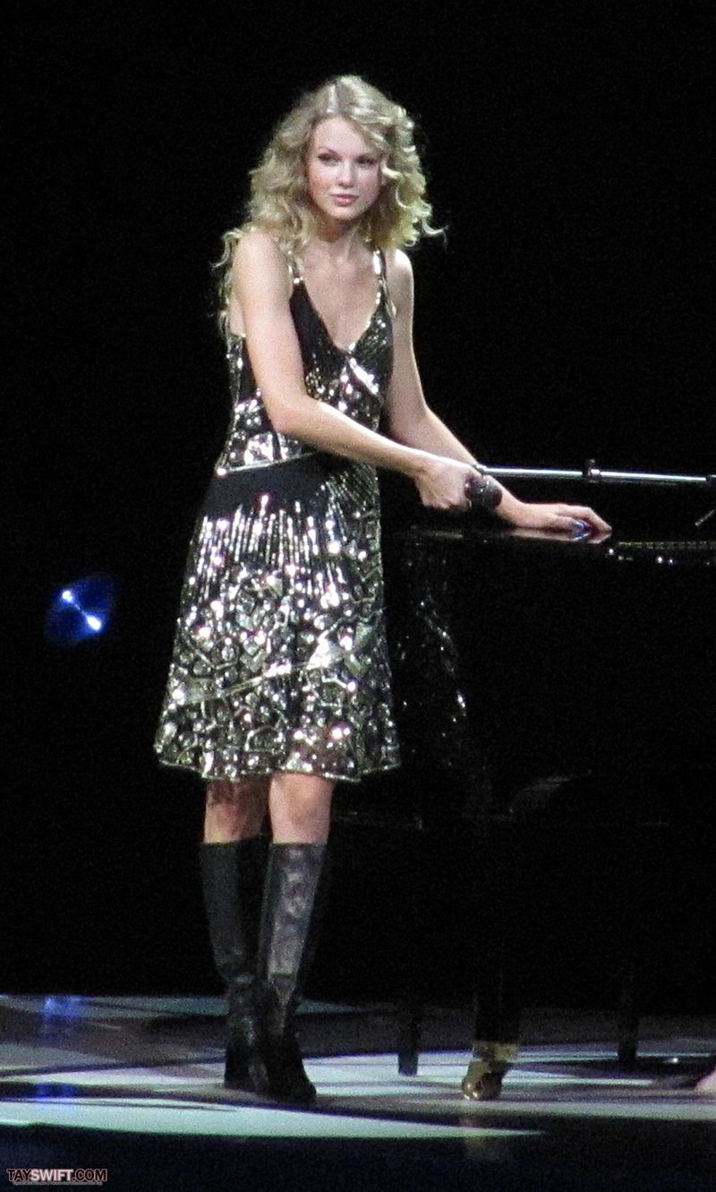Taylor Swift — November 23 - London, United Kingdom — photo 63