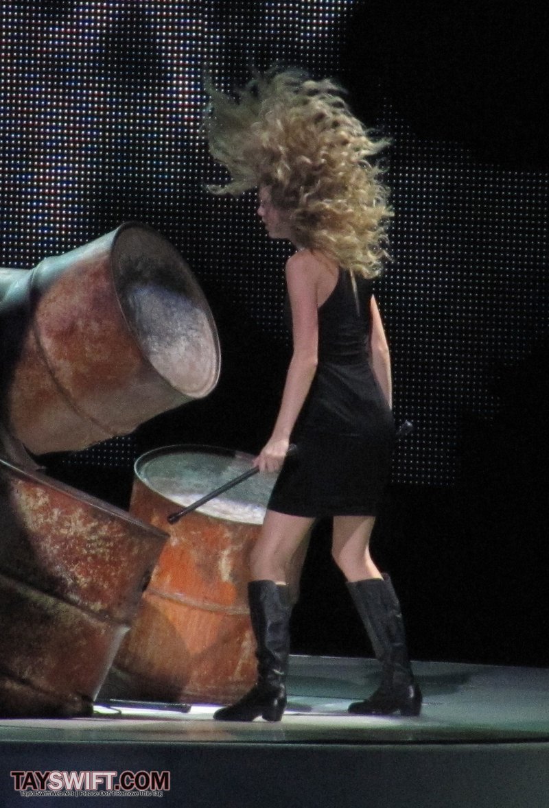 Taylor Swift — November 23 - London, United Kingdom — photo 73