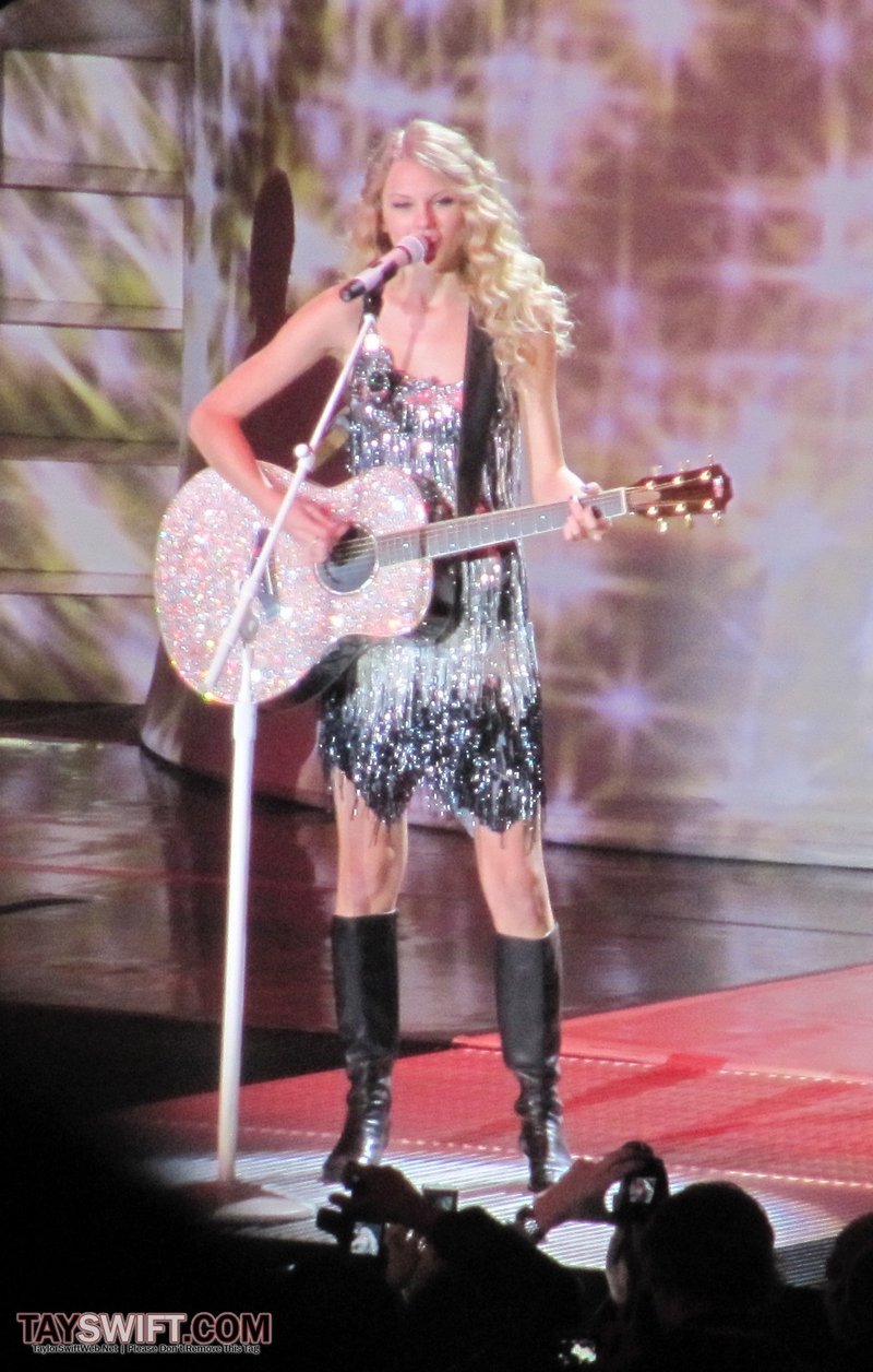 Taylor Swift — November 23 - London, United Kingdom — photo 76