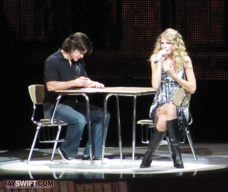 Taylor Swift — November 23 - London, United Kingdom — photo 78
