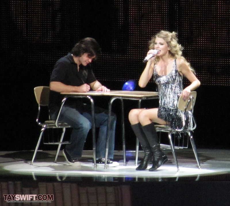 Taylor Swift — November 23 - London, United Kingdom — photo 79