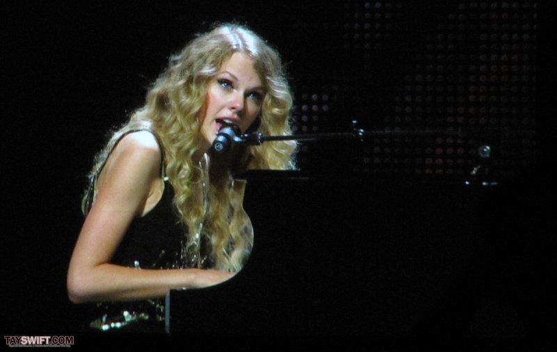 Taylor Swift — November 23 - London, United Kingdom — photo 98
