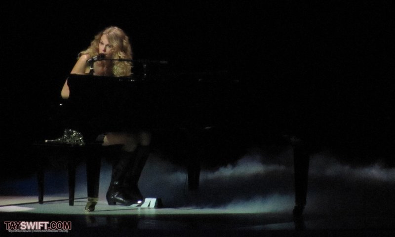 Taylor Swift — November 23 - London, United Kingdom — photo 99