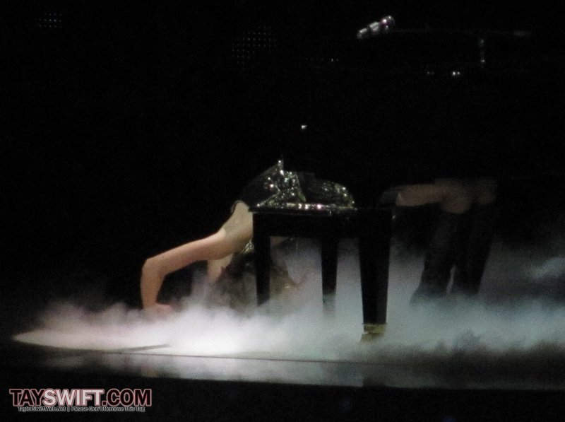 Taylor Swift — November 23 - London, United Kingdom — photo 100