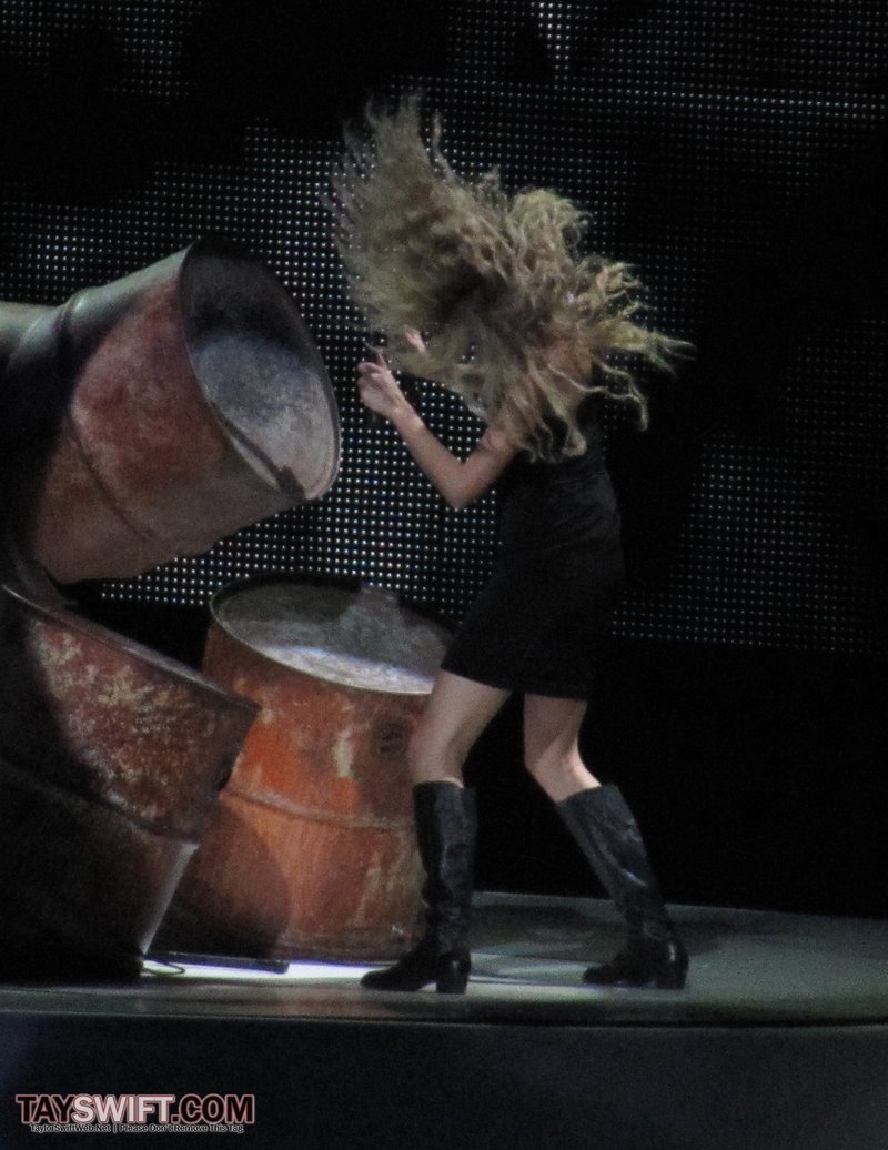 Taylor Swift — November 23 - London, United Kingdom — photo 106