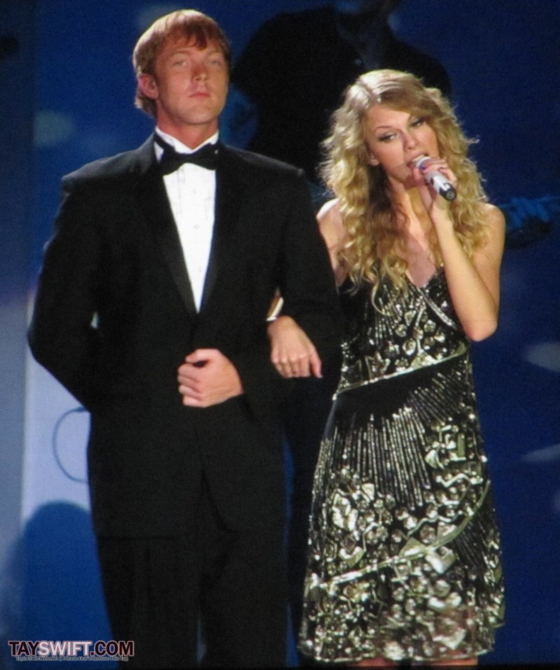 Taylor Swift — November 23 - London, United Kingdom — photo 112