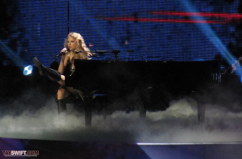 Taylor Swift — November 23 - London, United Kingdom — photo 114