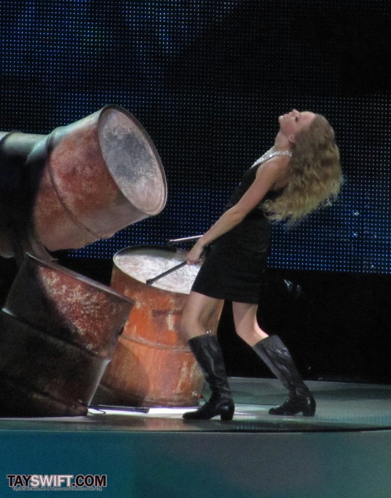 Taylor Swift — November 23 - London, United Kingdom — photo 115