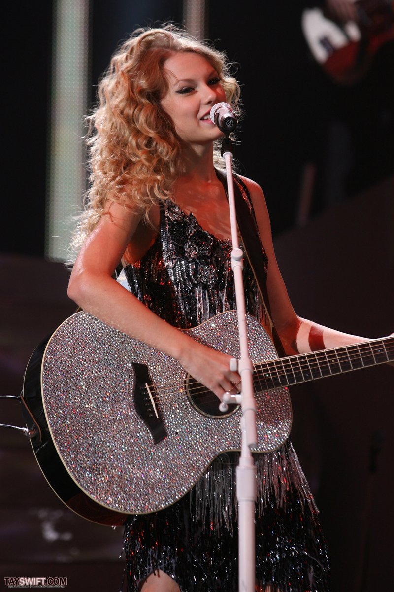 Taylor Swift — November 24 - Manchester, United Kingdom — photo 1