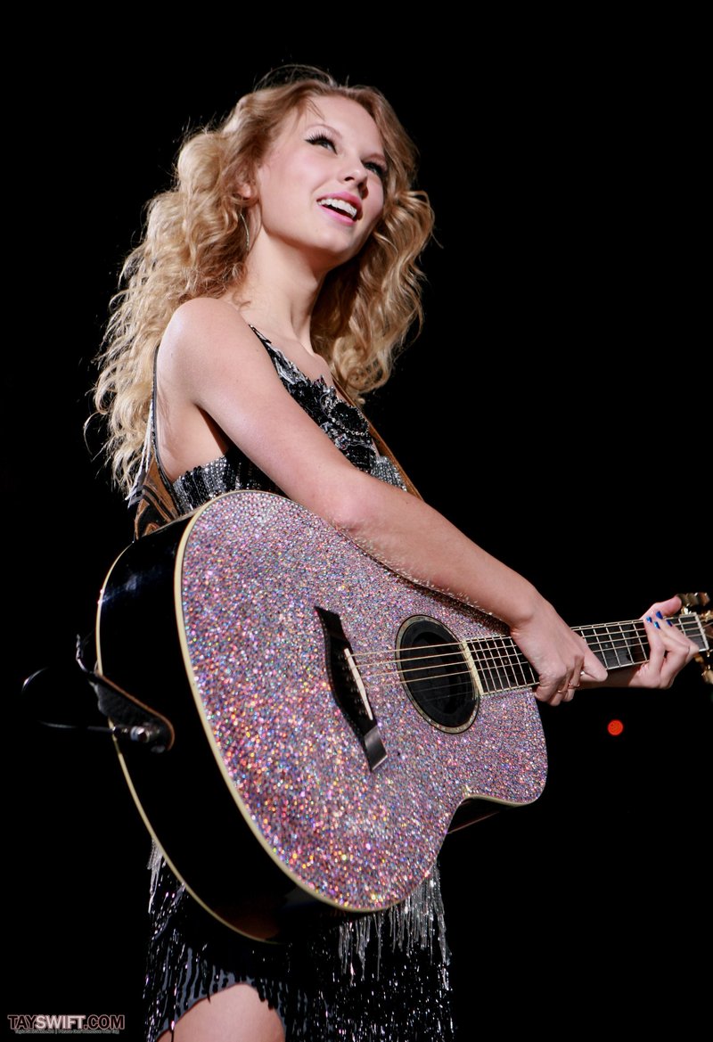 Taylor Swift — November 24 - Manchester, United Kingdom — photo 6