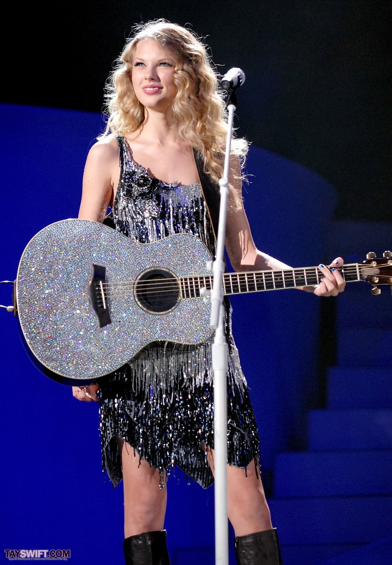Taylor Swift — November 24 - Manchester, United Kingdom — photo 30