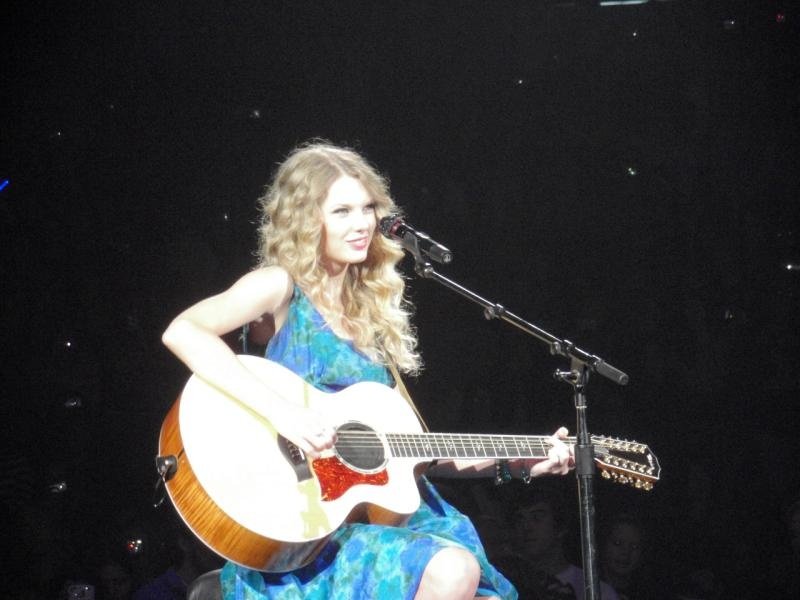 Taylor Swift — October 10 - Chicago, Illinois — photo 1