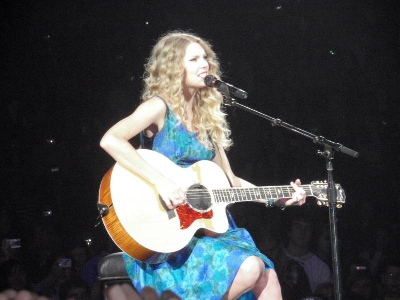 Taylor Swift — October 10 - Chicago, Illinois — photo 3