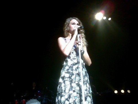 Taylor Swift — February 17 - Tokyo, Japan — photo 3