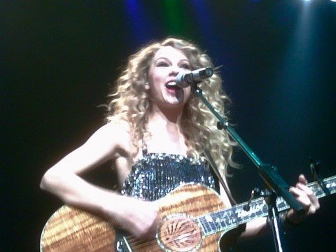 Taylor Swift — February 17 - Tokyo, Japan — photo 4