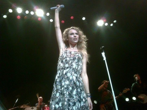 Taylor Swift — February 17 - Tokyo, Japan — photo 5
