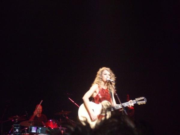 Taylor Swift — February 17 - Tokyo, Japan — photo 9