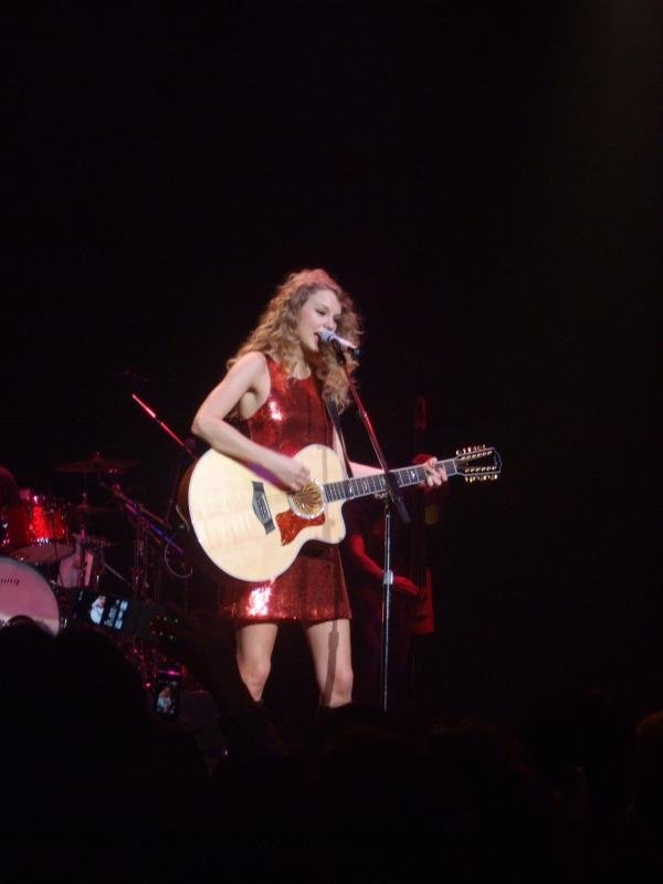 Taylor Swift — February 17 - Tokyo, Japan — photo 10