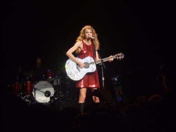 Taylor Swift — February 17 - Tokyo, Japan — photo 11