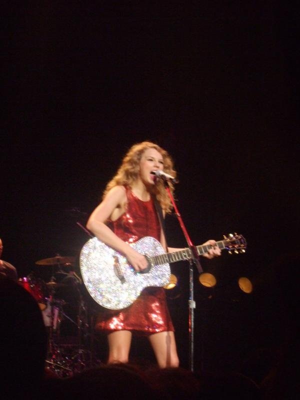 Taylor Swift — February 17 - Tokyo, Japan — photo 12
