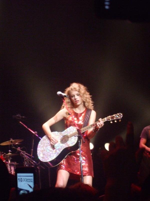 Taylor Swift — February 17 - Tokyo, Japan — photo 13
