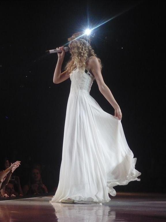 Taylor Swift — February 4 - Brisbane, Australia — photo 1