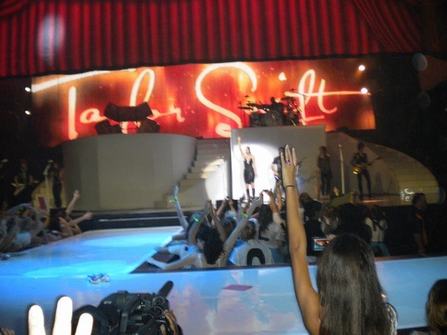 Taylor Swift — February 4 - Brisbane, Australia — photo 5