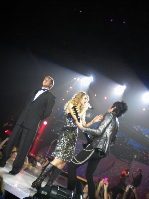 Taylor Swift — February 4 - Brisbane, Australia — photo 15