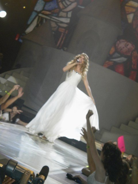 Taylor Swift — February 4 - Brisbane, Australia — photo 23