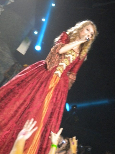 Taylor Swift — February 4 - Brisbane, Australia — photo 24