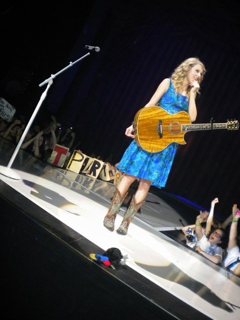 Taylor Swift — February 4 - Brisbane, Australia — photo 25