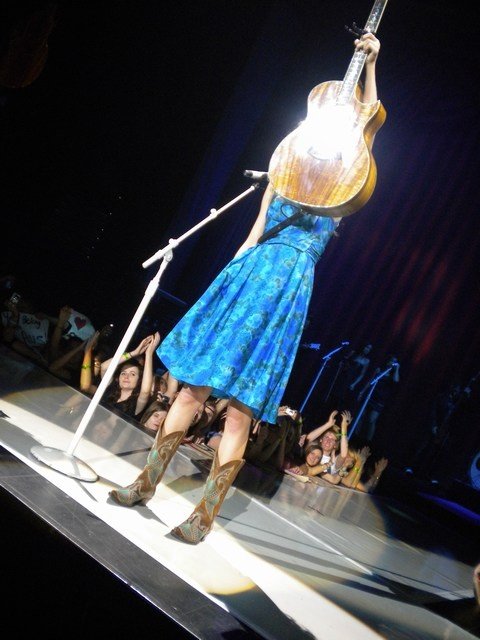 Taylor Swift — February 4 - Brisbane, Australia — photo 28
