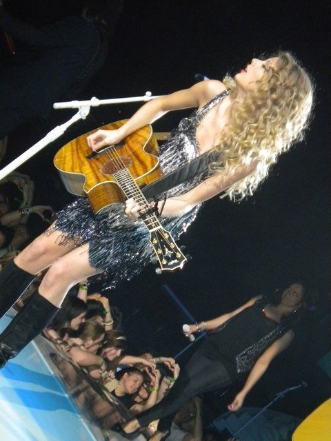 Taylor Swift — February 4 - Brisbane, Australia — photo 32