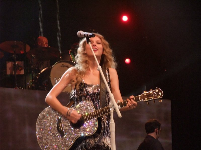 Taylor Swift — February 6 - Sydney, Australia — photo 21
