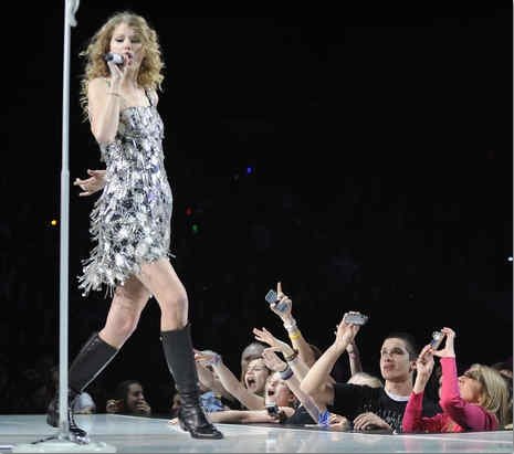 Taylor Swift — March 19 - Philadelphia, Pennsylvania — photo 17